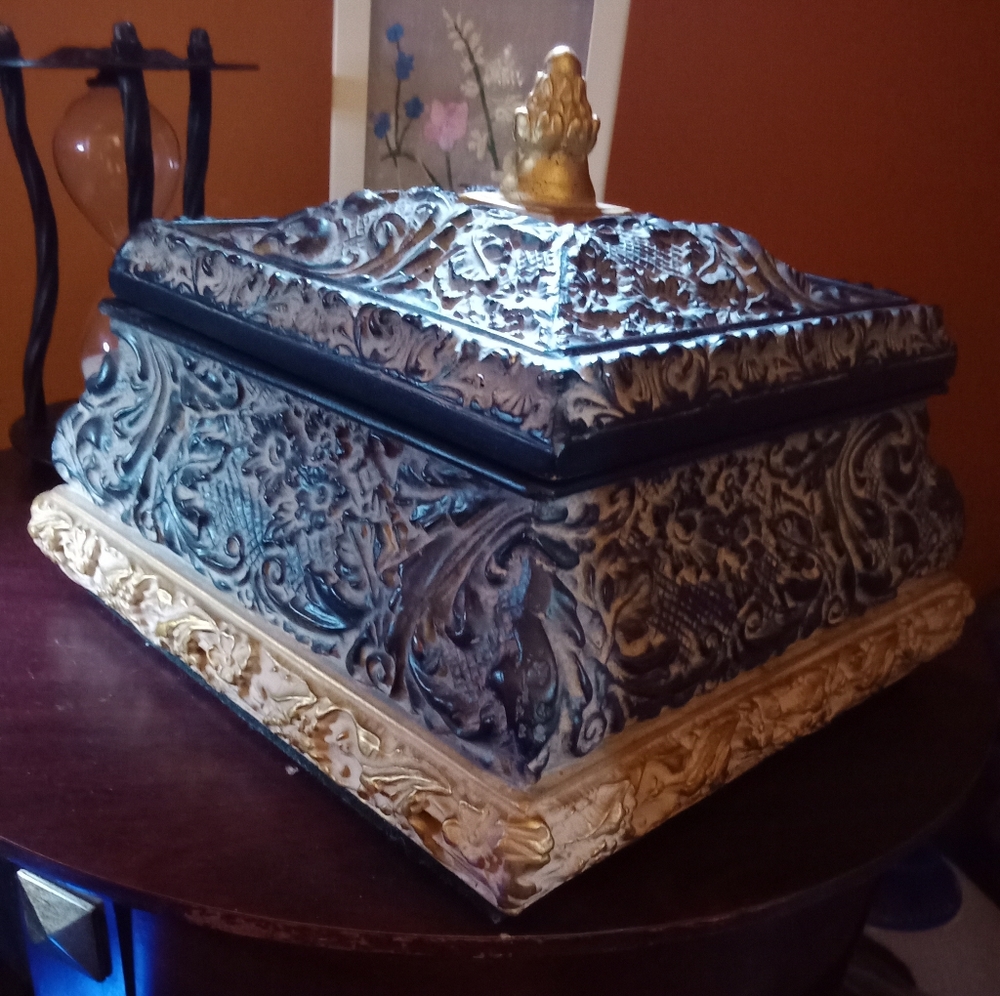 Beautiful antique 17-18th century jewelry box vintage design extraordinary piece